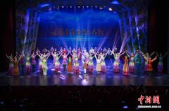 大型音舞詩《吐魯番的葡萄會(huì)唱歌》在重慶演出